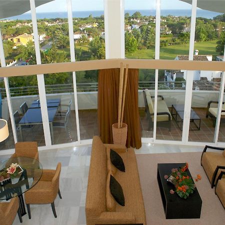 Senator Banus (Adults Only) Estepona Interior foto A living room in a penthouse
