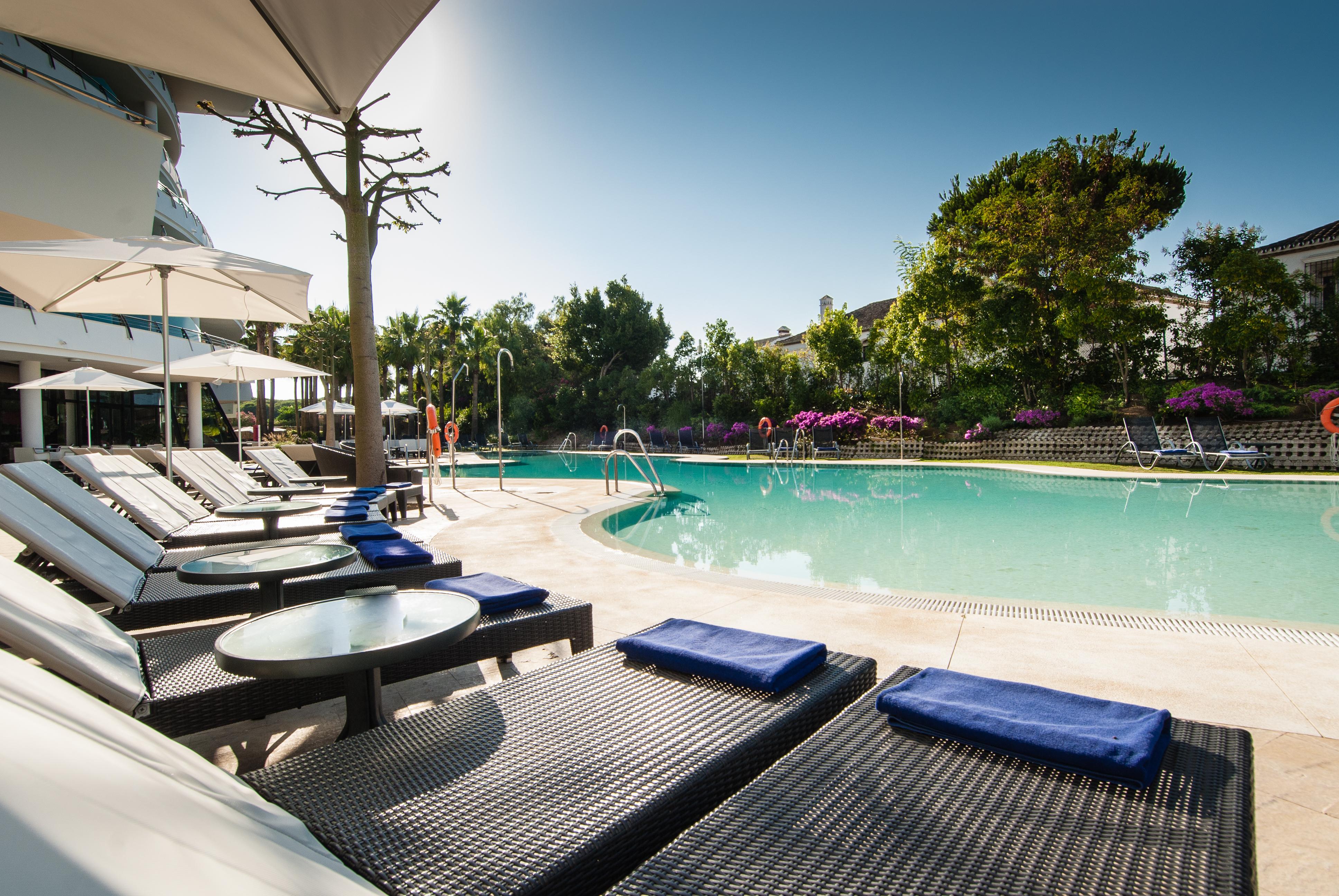 Senator Banus (Adults Only) Estepona Exterior foto The pool at the Four Seasons Hotel