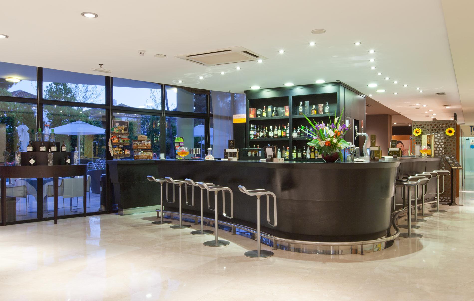 Senator Banus (Adults Only) Estepona Exterior foto The bar at the hotel
