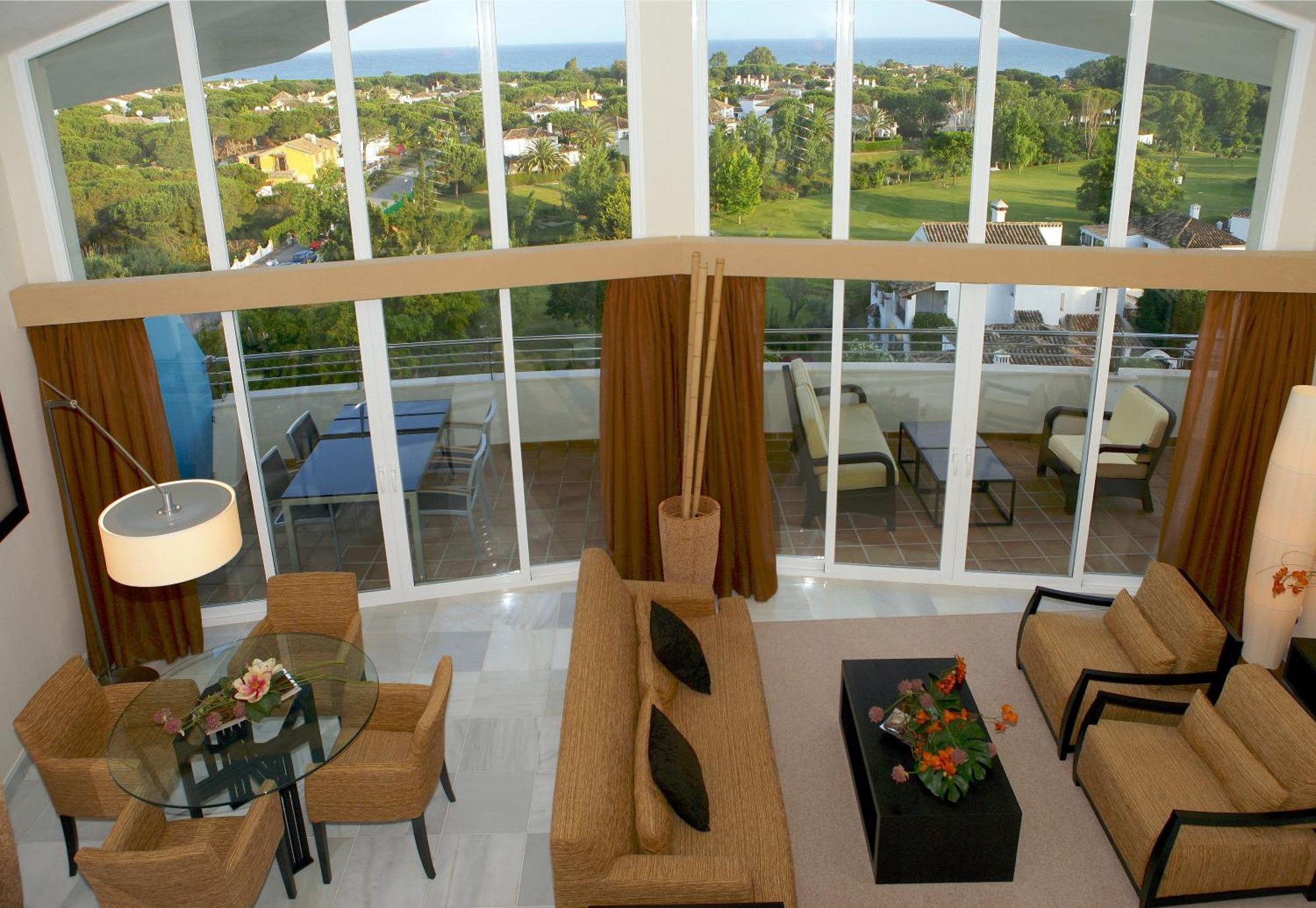 Senator Banus (Adults Only) Estepona Interior foto A living room in a penthouse