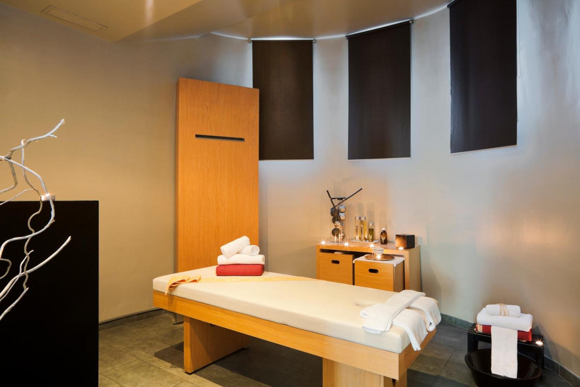 Senator Banus (Adults Only) Estepona Facilidades foto A massage bed