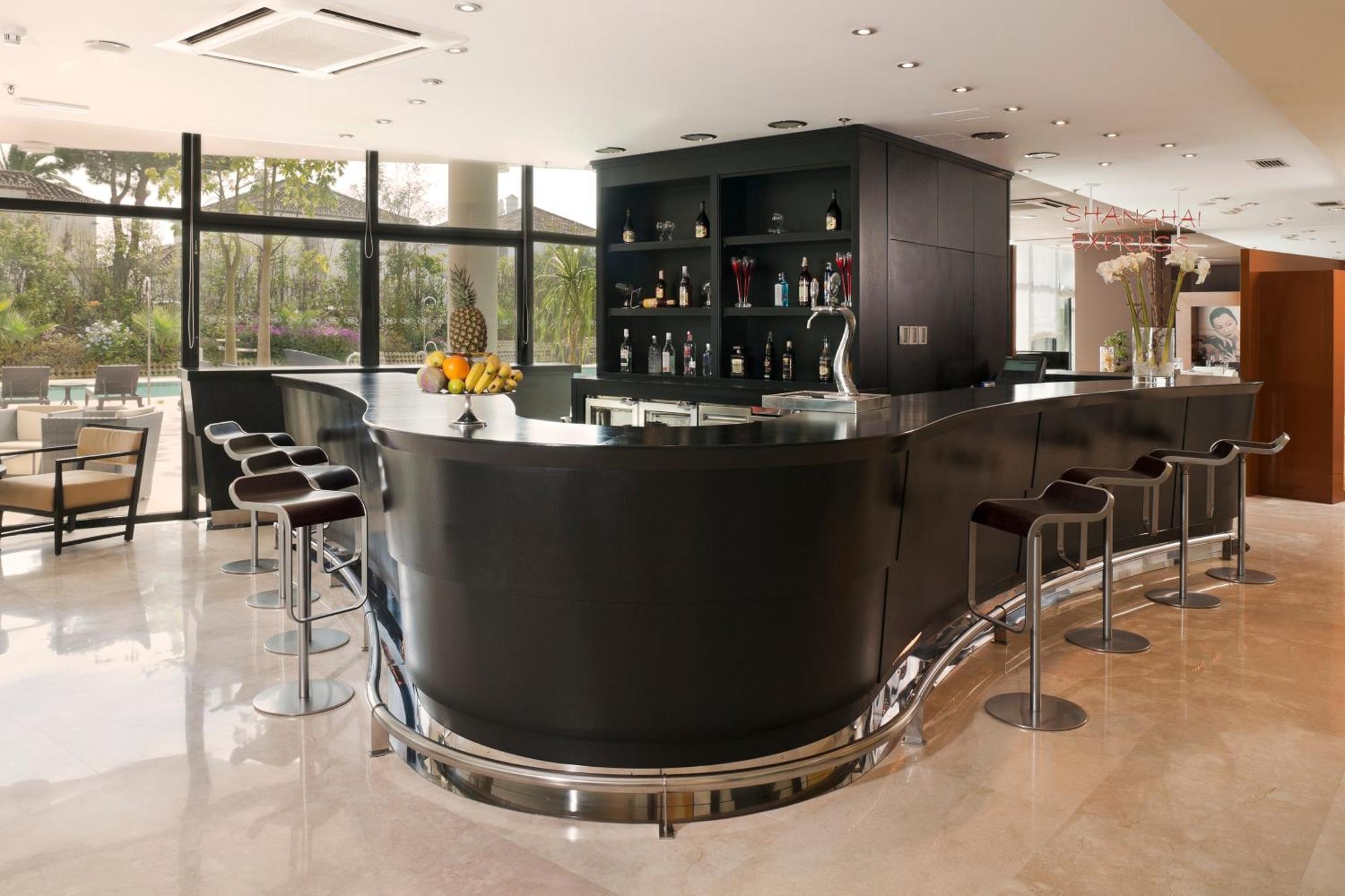 Senator Banus (Adults Only) Estepona Restaurante foto The bar at the hotel